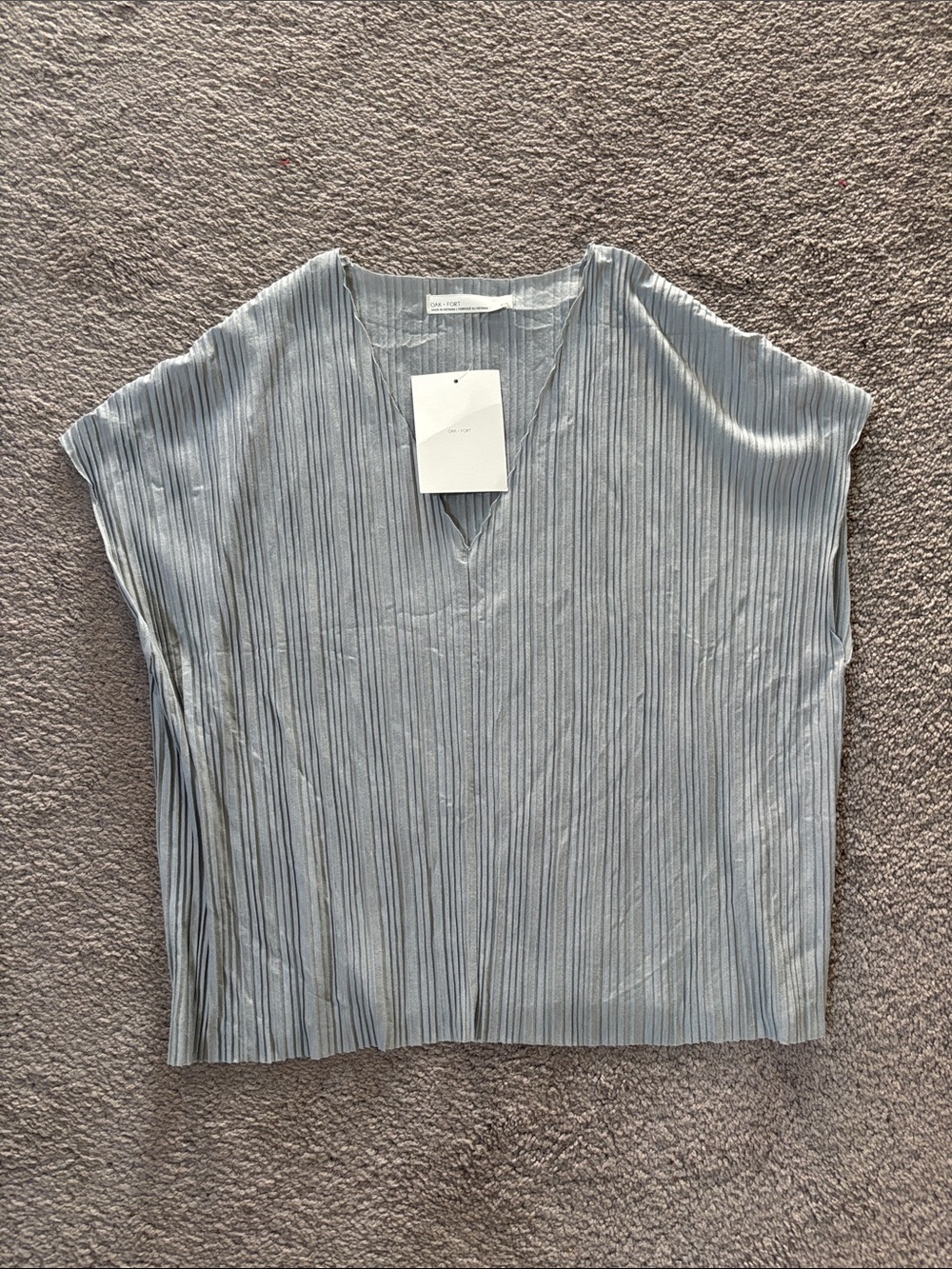 NWT！oak and fort Pleated V-Neck Women's Top in Light Blue